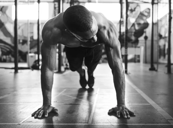 Şınav çeken adam.