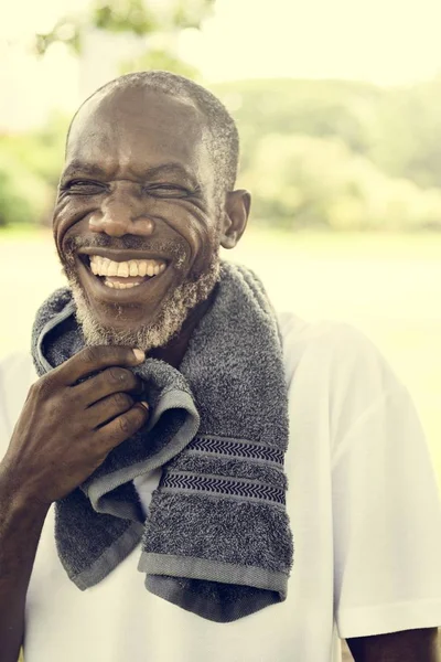 Afrikaanse Senior Man glimlachen — Stockfoto