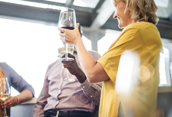 비즈니스 사람들이 와인을 마시는 — 스톡 사진