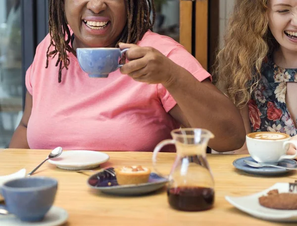 Mulheres bebendo café — Fotografia de Stock
