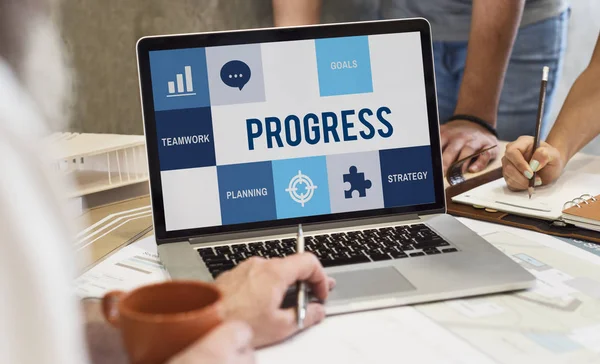 dizüstü bilgisayar kullanan insanlar