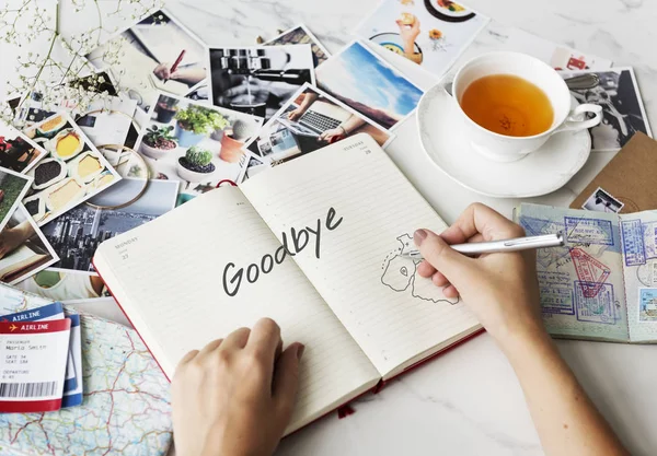 Mujer escribiendo en cuaderno —  Fotos de Stock