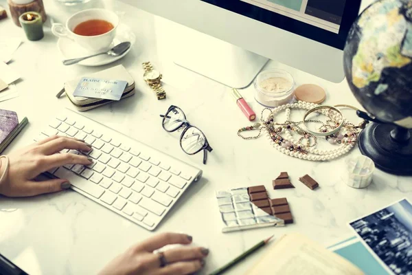 Mujer trabajando en la computadora —  Fotos de Stock