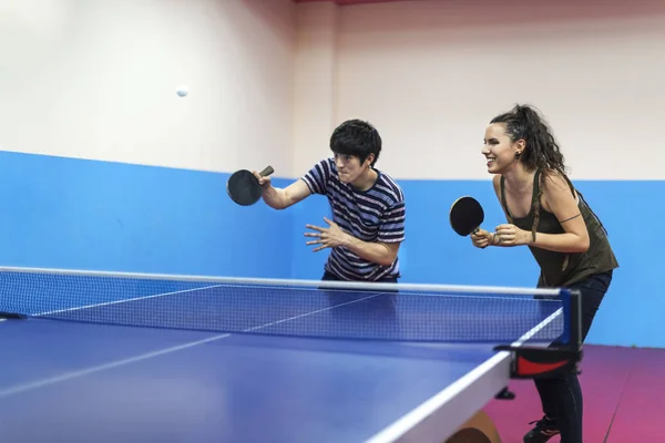 Vrienden spelen pingpong — Stockfoto