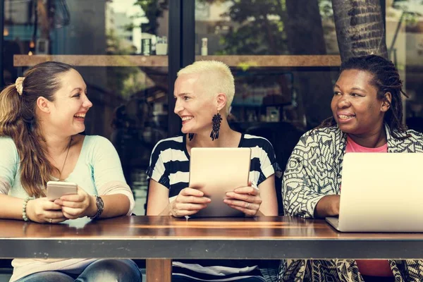 Frauen nutzen digitale Geräte — Stockfoto