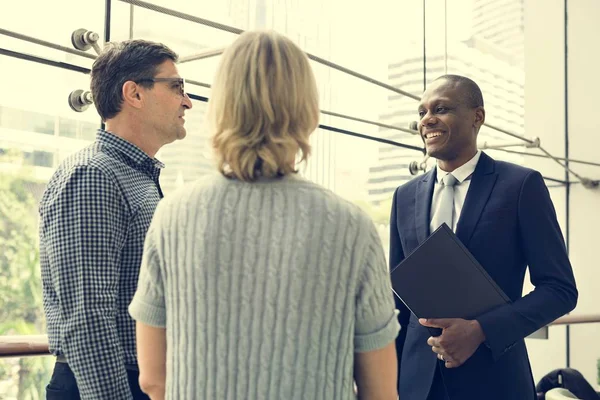 Mensen uit het bedrijfsleven bij professionele meeting — Stockfoto