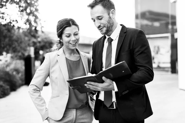 Empresários discutindo trabalho — Fotografia de Stock