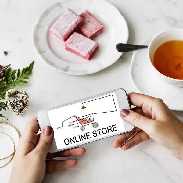 Akıllı telefon kullanan kadın