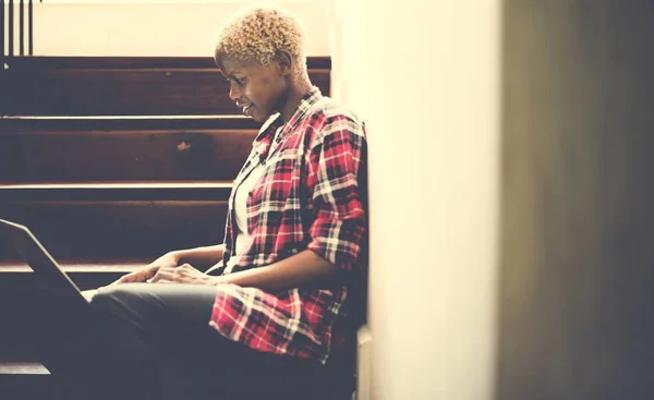 Afrikaanse vrouw met laptop — Stockfoto