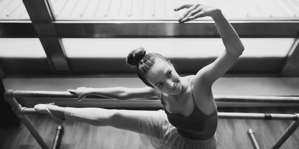 Prática de bailarina na escola de ballet — Fotografia de Stock