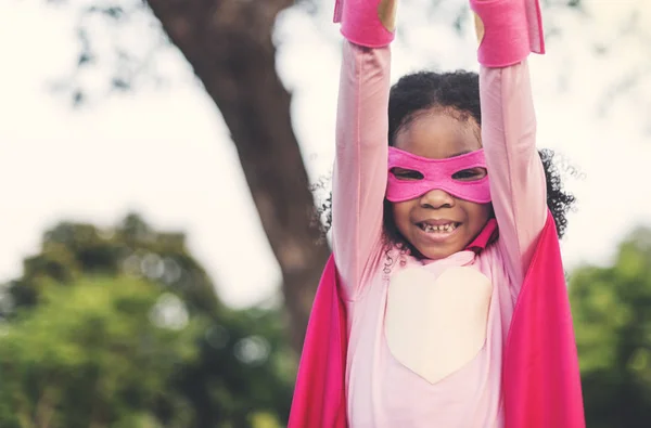Superhelden fröhliche Mädchen haben Spaß — Stockfoto