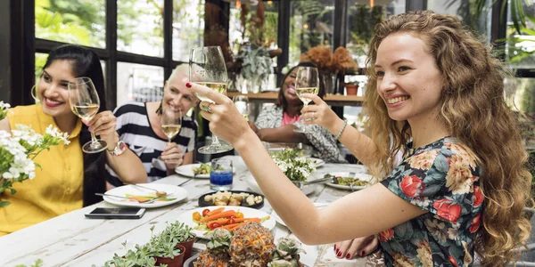 Mujeres cenando —  Fotos de Stock