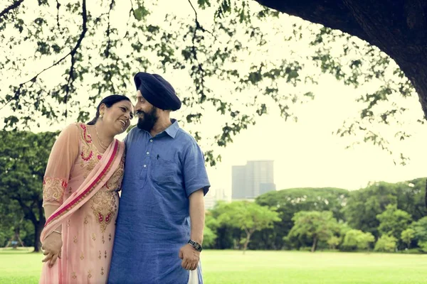 Indiano coppia in amore godendo all'aperto — Foto Stock