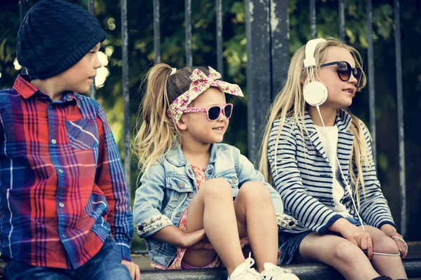 Crianças na moda ao ar livre — Fotografia de Stock