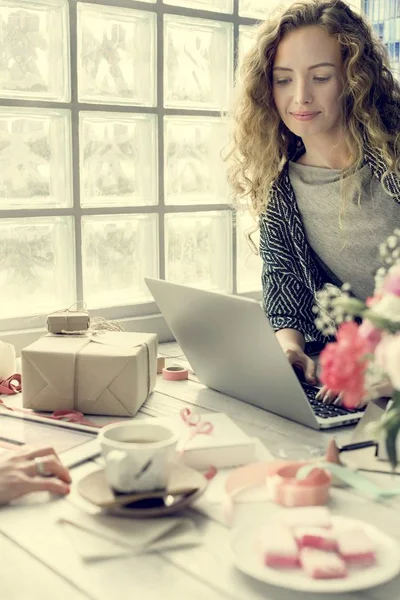 Bilgisayarda Çalışan Kadın