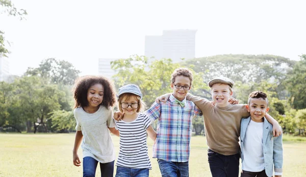 Niños alegres jugando en el parque — Foto de Stock