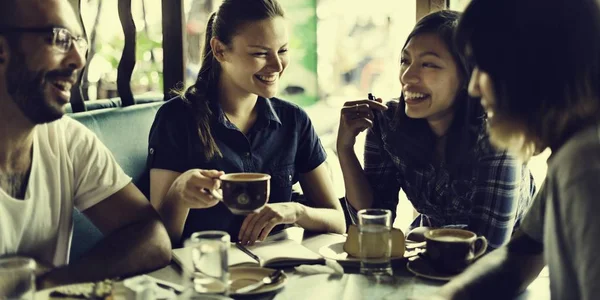 Persone che bevono caffè — Foto Stock