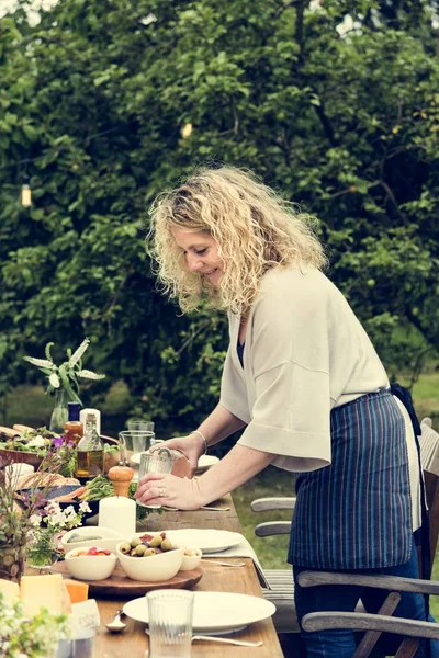 Donna che prepara la tavola per la cena — Foto Stock