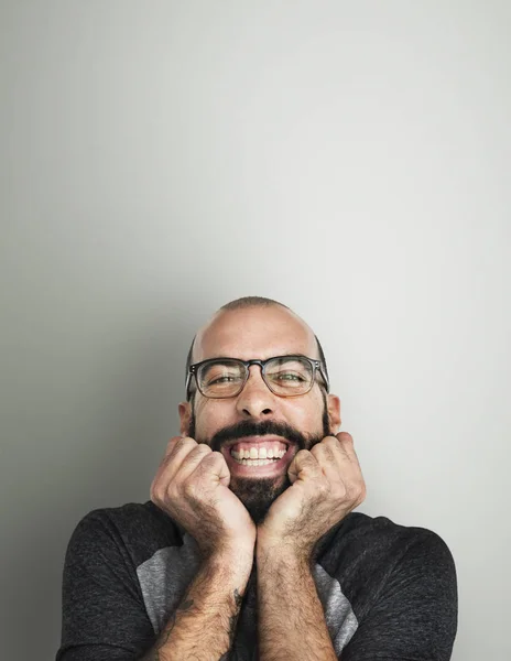 Sorridente barbudo caucasiano homem — Fotografia de Stock