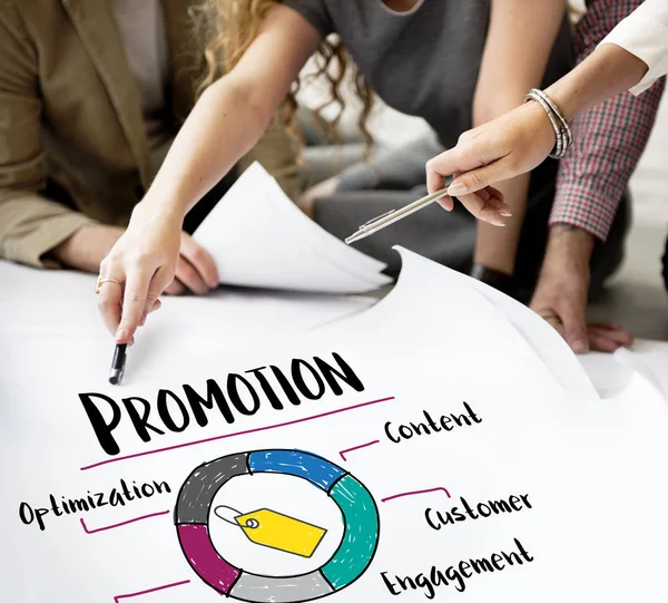 tasarımcılar poster ile çalışma 