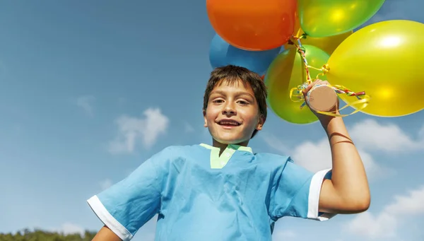 Băiatul se joacă cu baloane — Fotografie, imagine de stoc