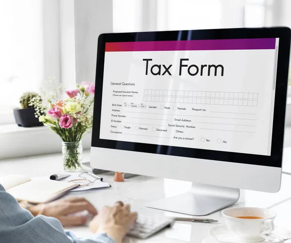 Woman working on computer — Stock Photo, Image