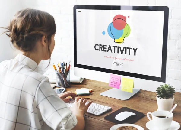 bilgisayar ile çalışan kadın