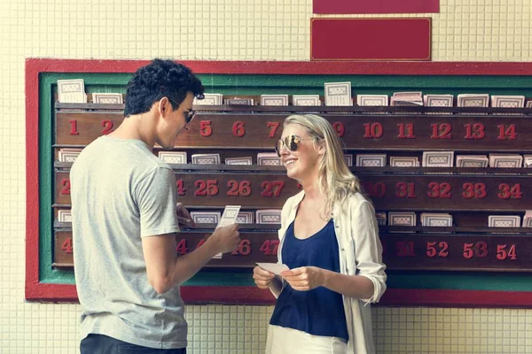 Pareja en templo budista hablando — Foto de Stock