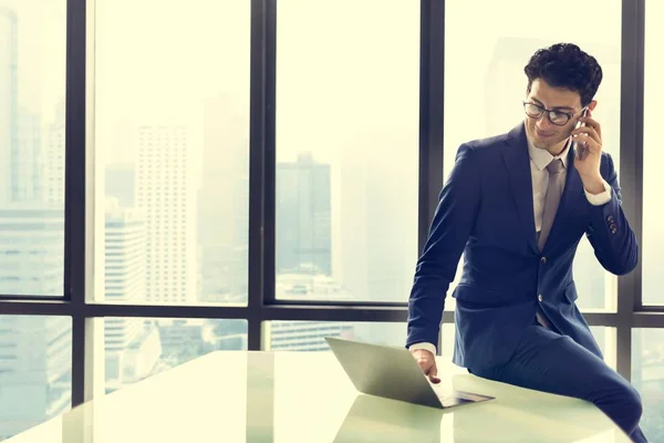 Självsäker affärsman i kostym och slips — Stockfoto