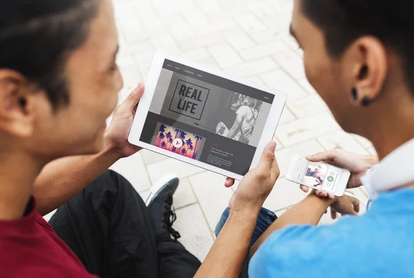 Хлопці використовують цифровий планшет — стокове фото