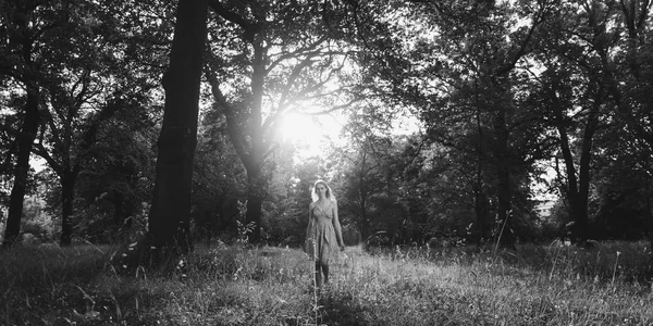 Frau entspannen in der Natur — Stockfoto