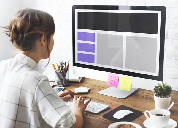 Mujer trabajando con computadora — Foto de Stock