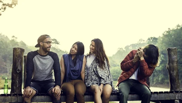 Jóvenes amigos viajando — Foto de Stock