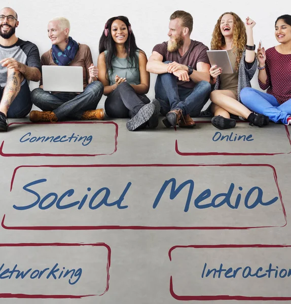 insanlar cihazlar ile katta oturur