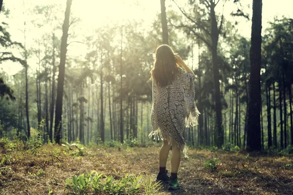 Flicka avkopplande i skogen — Stockfoto