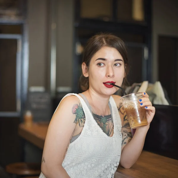 Mujer bebiendo café — Foto de Stock