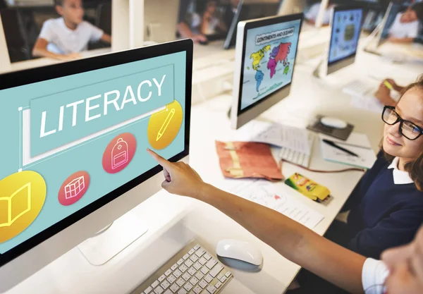 Öğrenciler bilgisayar sınıfta