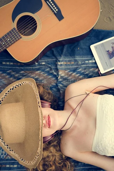 Vrouw die muziek luistert — Stockfoto