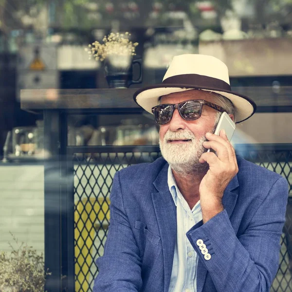 Akıllı telefon kullanan adam