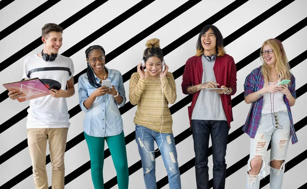 Dijital cihazlar kullanan öğrenciler