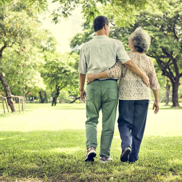 Pasangan Senior Tenang di taman — Stok Foto
