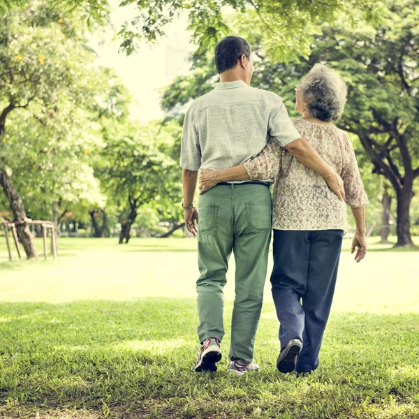 Relaksacyjny Senior para w parku — Zdjęcie stockowe