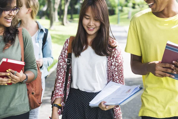Diversiteit studenten lopen en glimlachen — Stockfoto