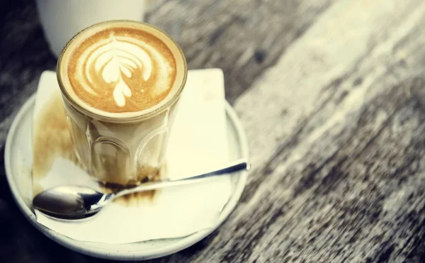 Kopi latte dalam cangkir di atas meja — Stok Foto