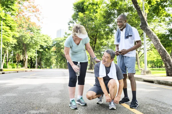 Senior Friends jogging al parco — Foto Stock