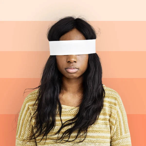 Femeia cu ochii acoperiti — Fotografie, imagine de stoc