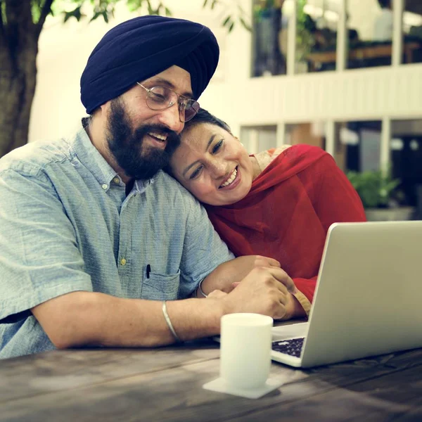 Indische paar via laptop — Stockfoto