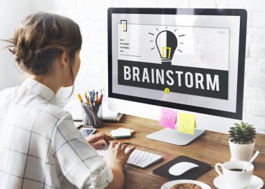 bilgisayar ile çalışan kadın