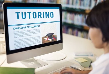 bilgisayarla çalışma öğrenci kız