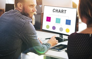 Bilgisayarda çalışan iş adamı